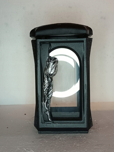 Elegantný čierny lampion s posrebreným kvetom